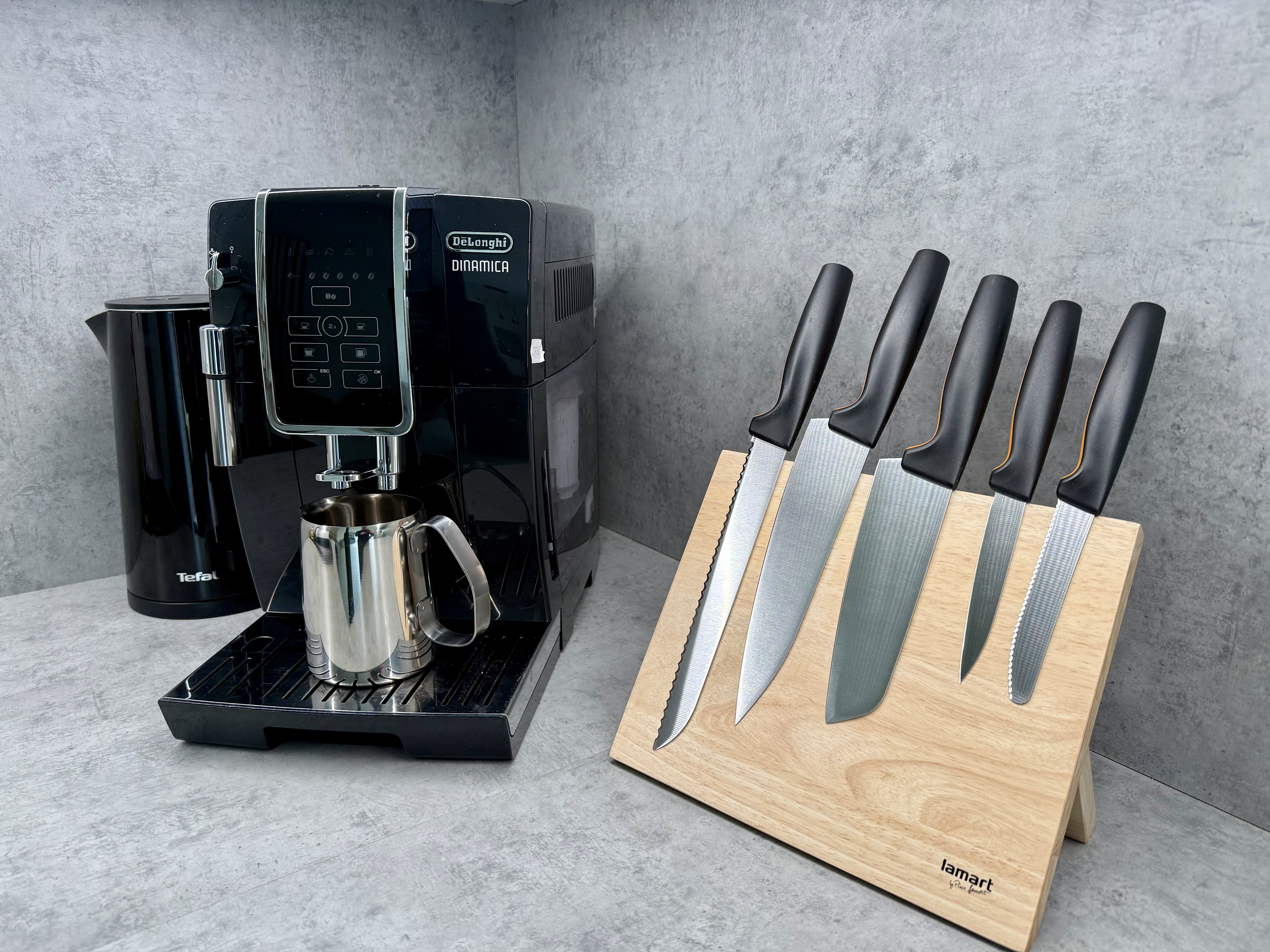 Automatický kávovar DeLonghi a sada nožů