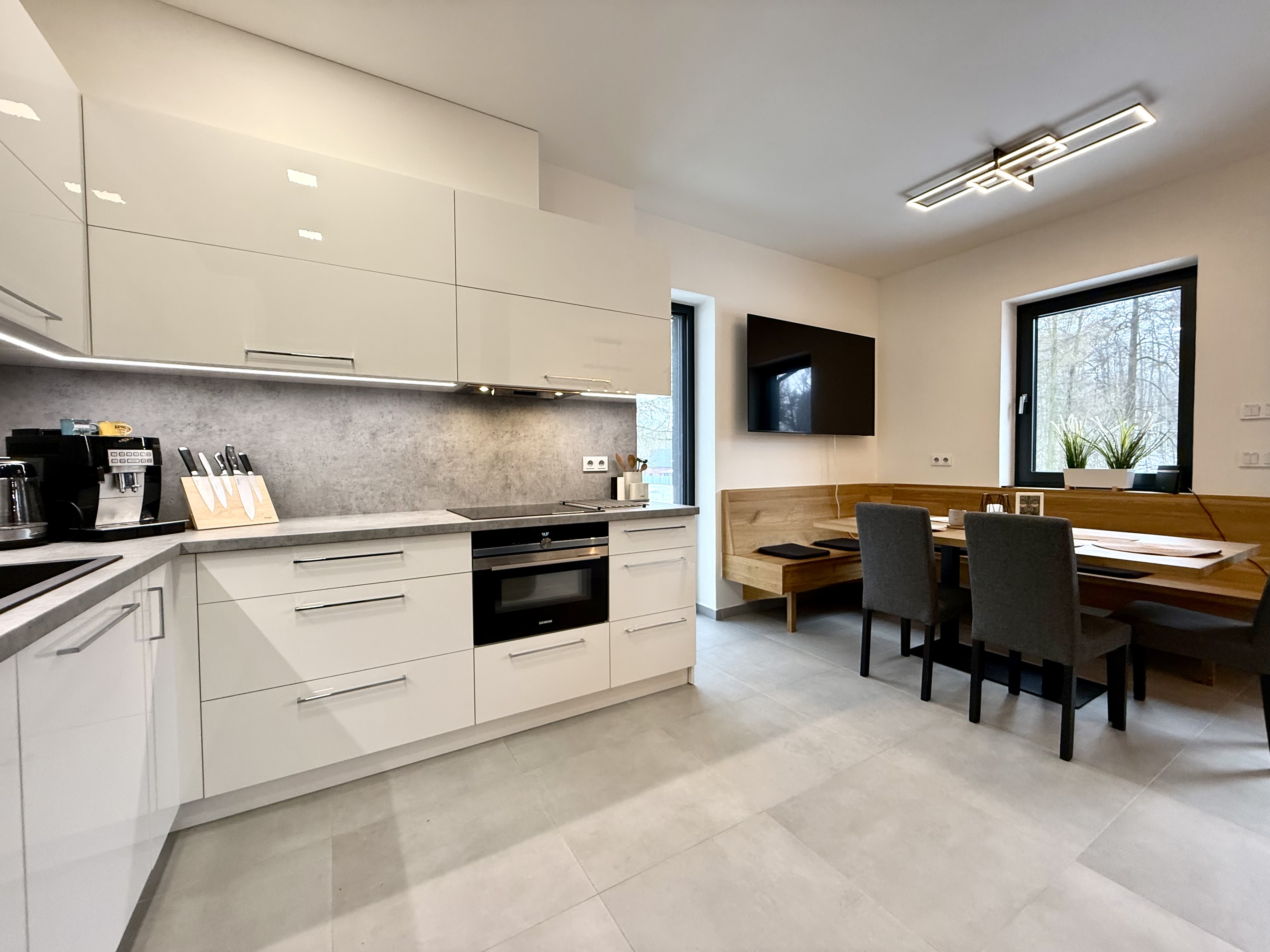 Kuchyně s jídelním koutem a TV