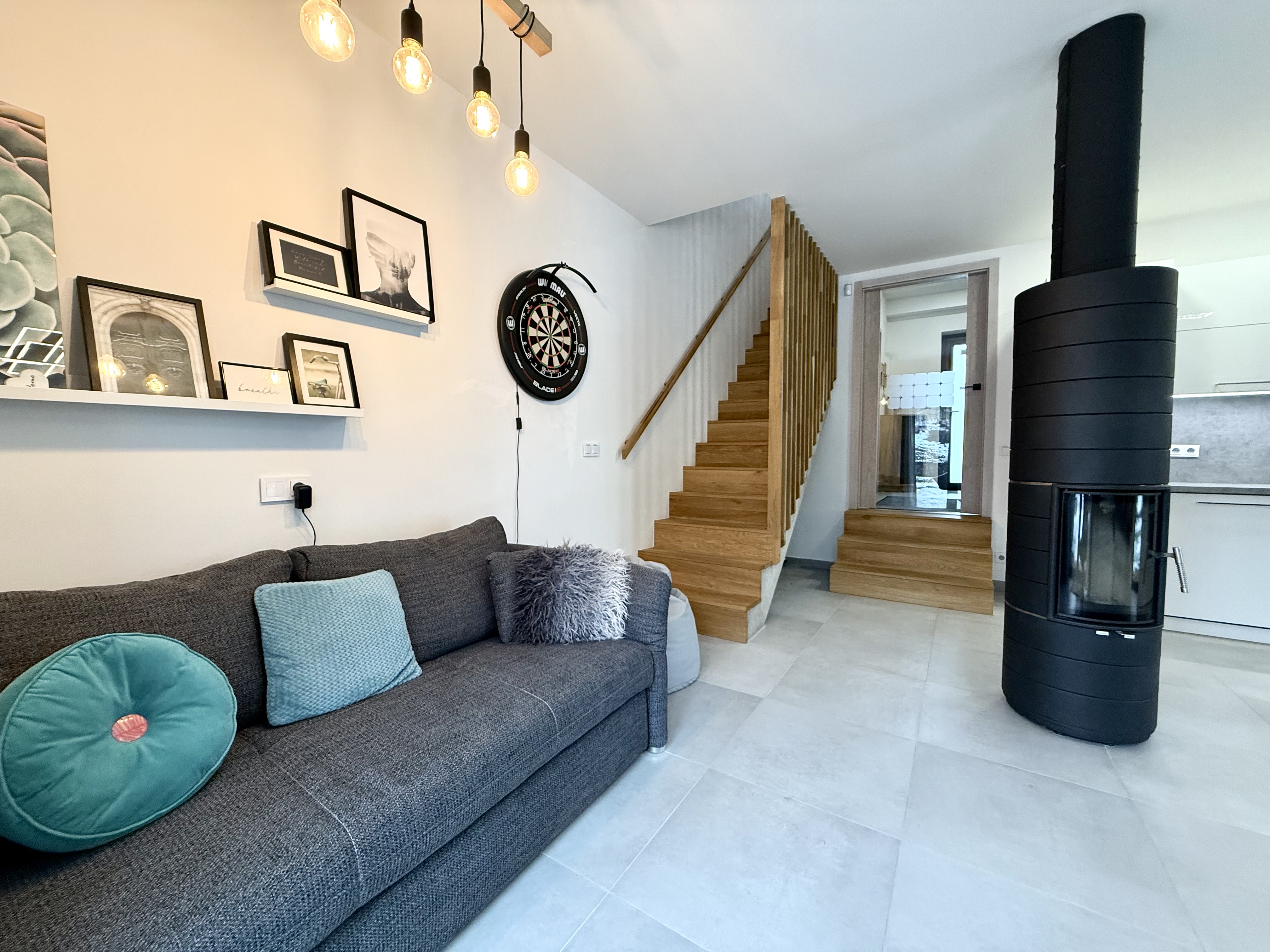 Obývací pokoj s pohovkou a krbem