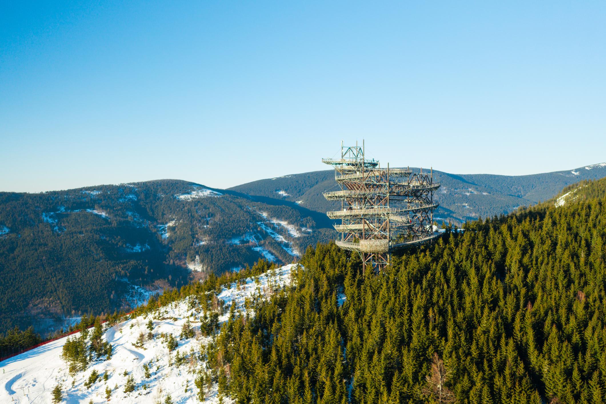 Stezka v oblacích – dřevěná vyhlídková věž na Dolní Moravě